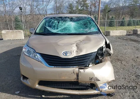 2012 Toyota Sienna Le V6 8 Passenger z USA, uszkodzony, nr VIN 5TDKK3DC7CS236347